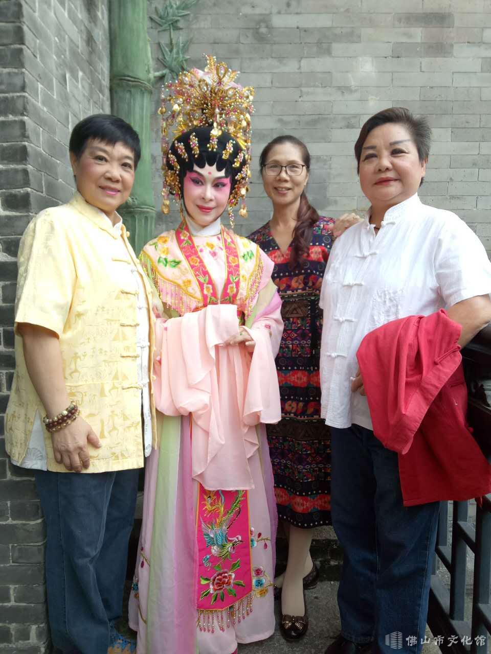 梁智理（左）、杨敏（右）和表演者合照.jpg