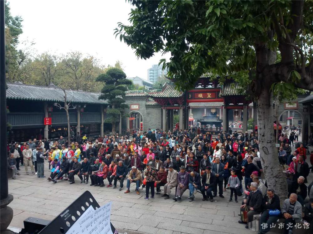 大批群众观看演出1.jpg