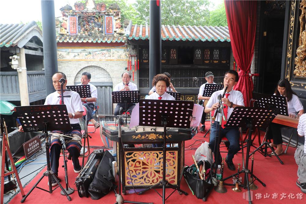 乐队师傅为乐器调音.jpg