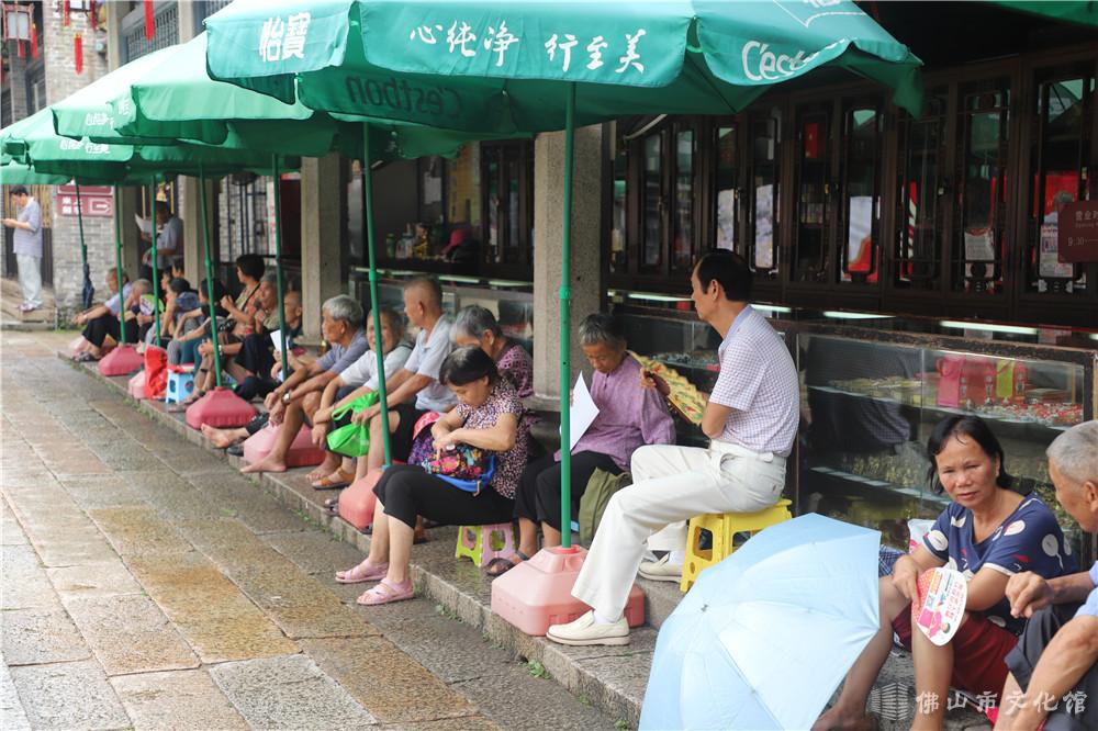 遮阳伞下的观众.jpg