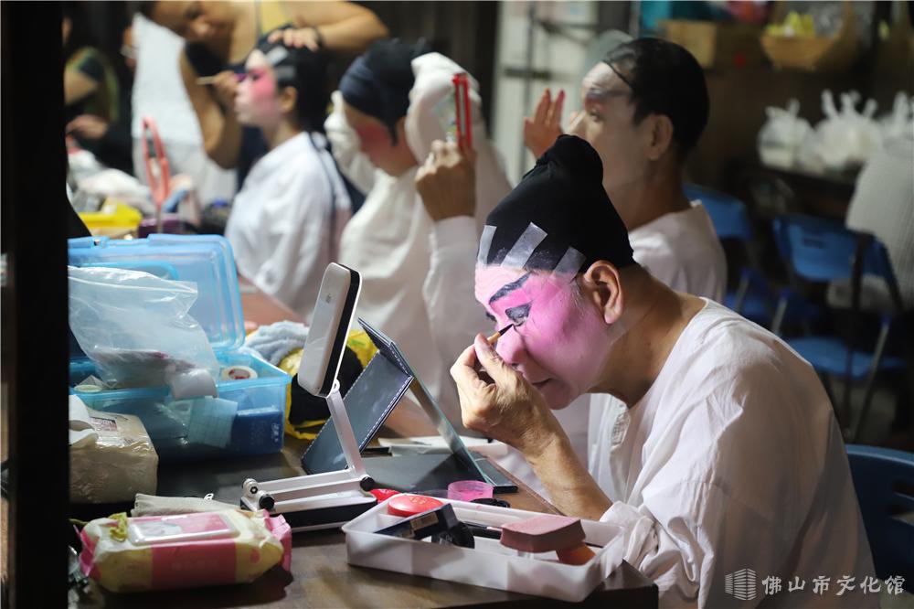 唱家在后台细细打扮2.jpg
