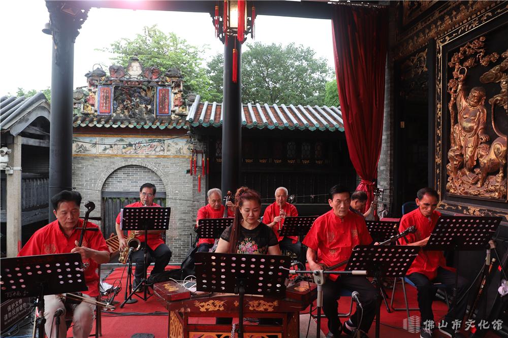 乐队师傅为乐器调音.jpg