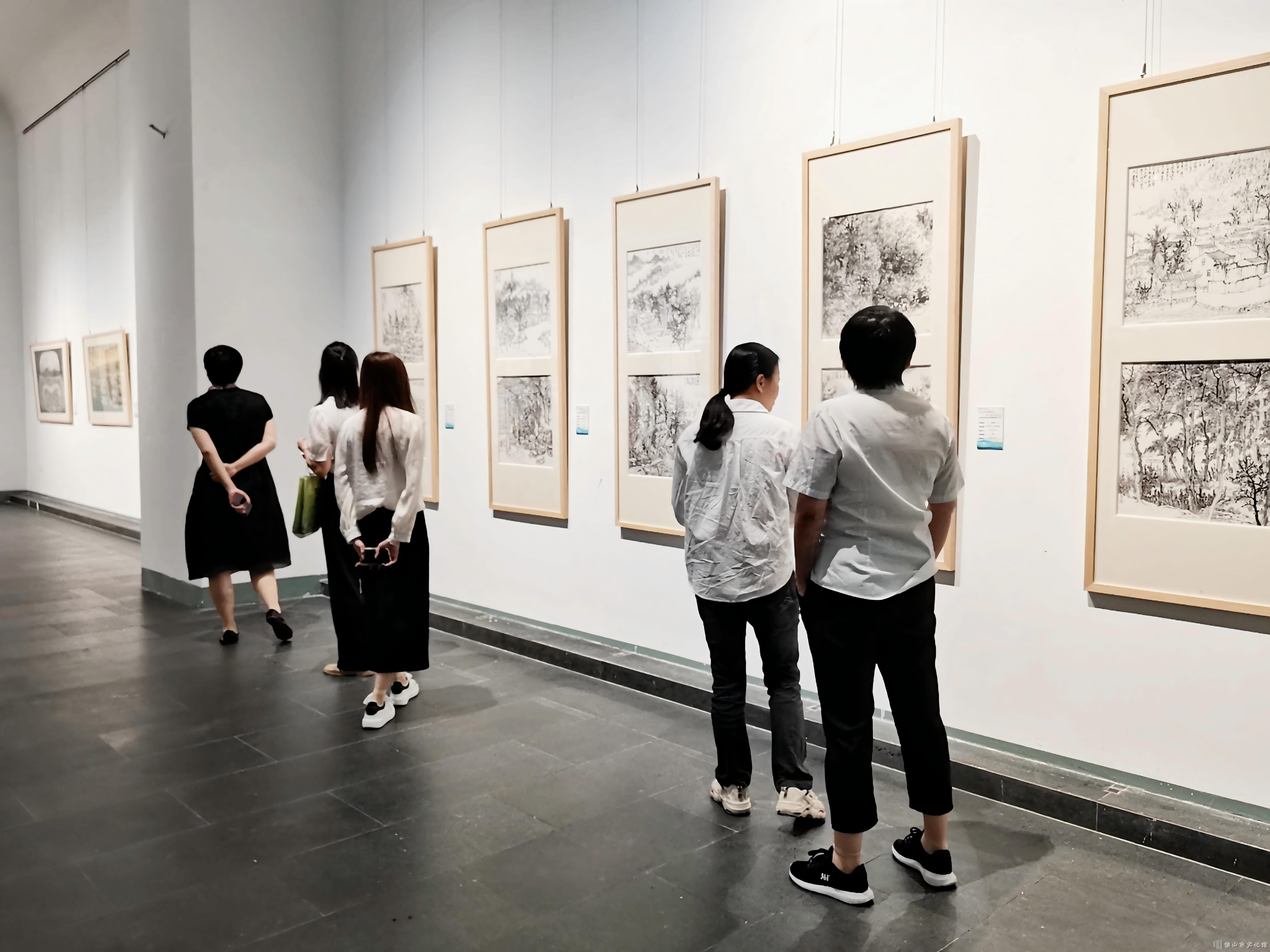 1754379963323041929.jpg 参观展览2.jpg